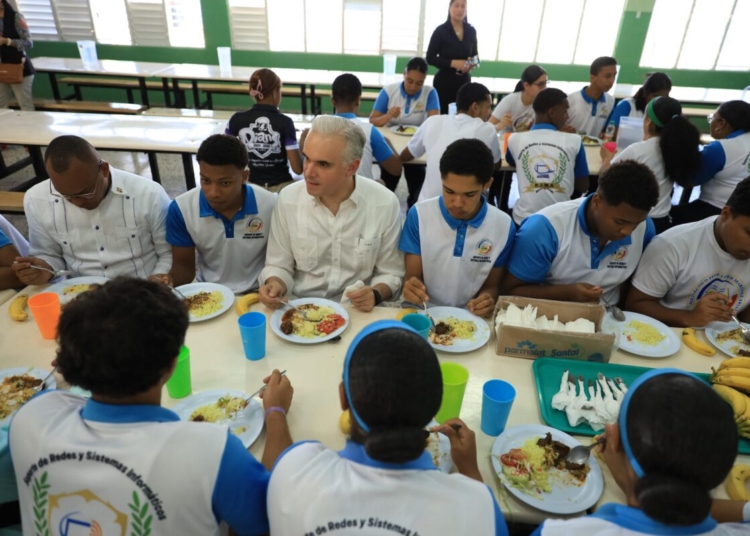 Ministro de Educacion comparte almuerzo escolar scaled