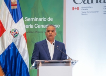 Ministro de energia y minas joel santos presenta la nueva politica minera en el seminario canadiense de mineria scaled