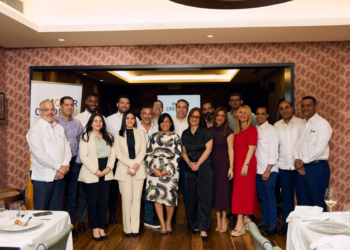 Representantes de dealers junto a ejecutivos de motor credito scaled