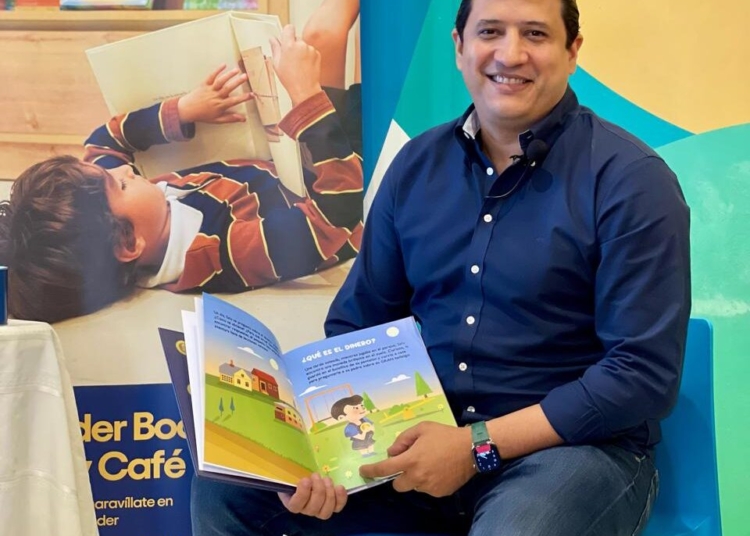 Ruben Martinez Portes y su libro. jpeg e1741718542189