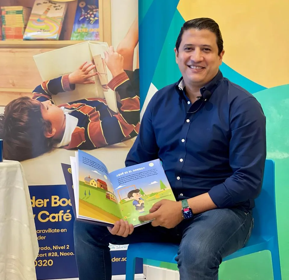 Ruben Martinez Portes y su libro. jpeg e1741718542189