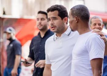 Omar fernández recorre las calles del distrito nacional