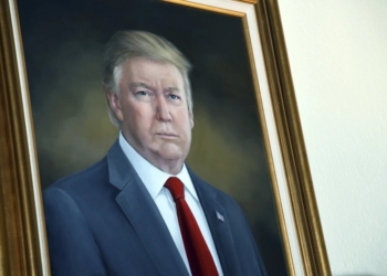 Un retrato del presidente de eeuu donald trump cuelga en el capitolio de colorado despues de una ceremonia de develacion el 1 de agosto de 2019 en denver
