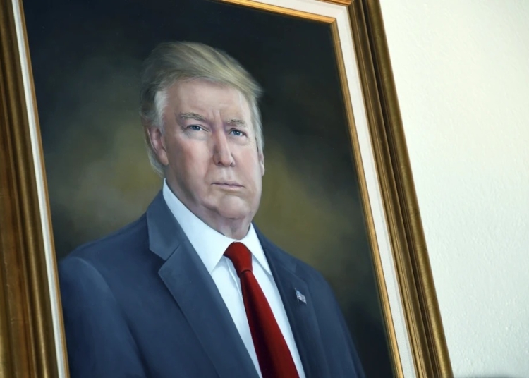 Un retrato del presidente de EEUU Donald Trump cuelga en el Capitolio de Colorado despues de una ceremonia de develacion el 1 de agosto de 2019 en Denver