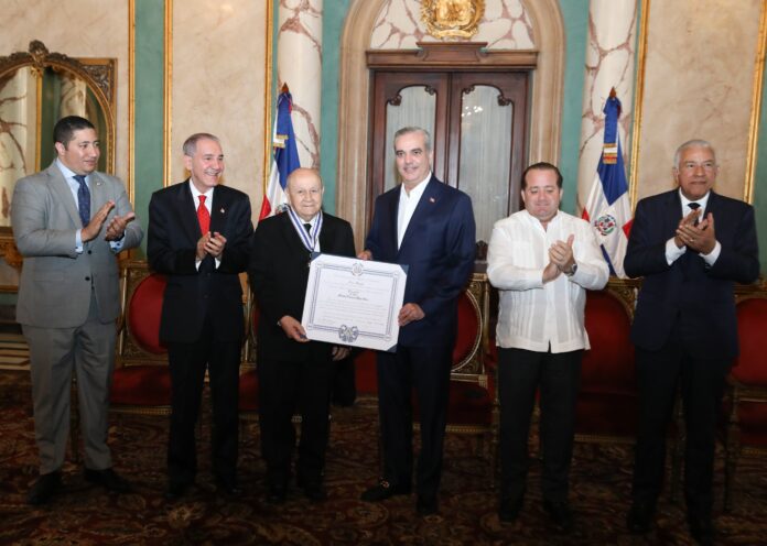 Presidente Abinader condecora a Salvador Francisco Holguín Haché con la Orden Duarte, Sánchez y Mella, en el Grado Comendador