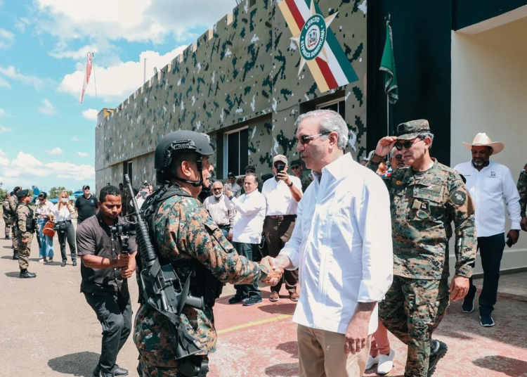 Abinader con los militares en dajabon