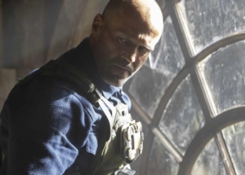 Esta imagen publicada por Amazon MGM Studios muestra a Jason Statham en una escena de "A Working Man", la cinta que destronó a Snow White.