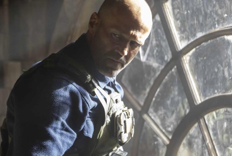 Esta imagen publicada por Amazon MGM Studios muestra a Jason Statham en una escena de "A Working Man", la cinta que destronó a Snow White.