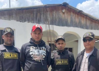 Momento en que se entrega a las autoridades gregorio muñoz morales, quien ultimó a su expareja maría esther moya en navarrete.