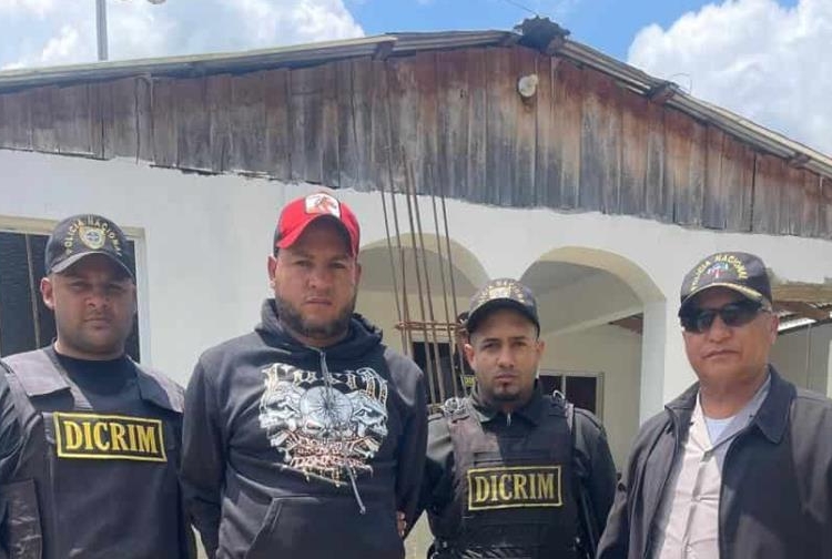 Momento en que se entrega a las autoridades gregorio muñoz morales, quien ultimó a su expareja maría esther moya en navarrete.