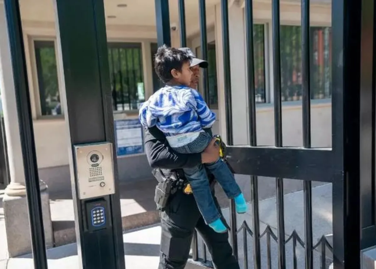 Un niño se cuela en el jardín norte de la casa blanca