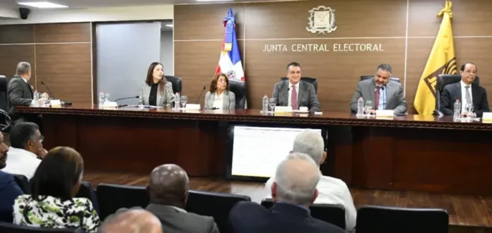 JCE continúa presentación proyecto de nueva cédula a organizaciones políticas