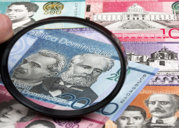 Lupa sobre billetes pesos dominicanos