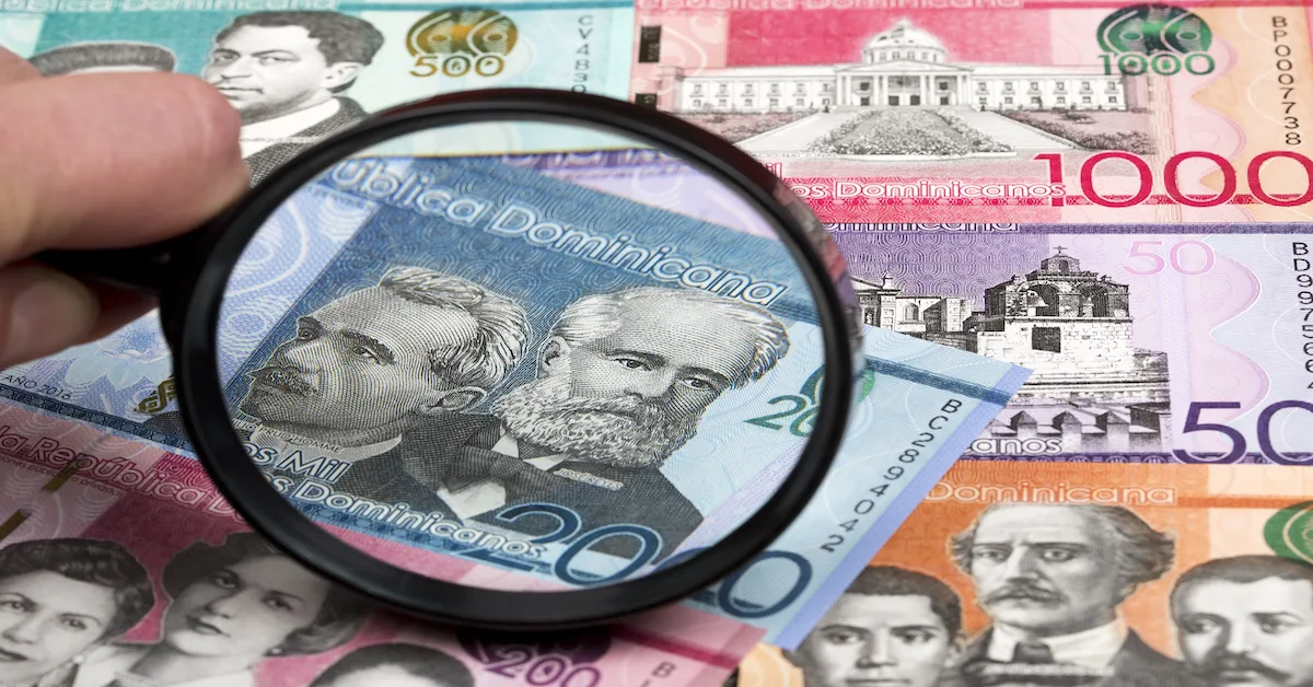 Lupa sobre billetes pesos dominicanos