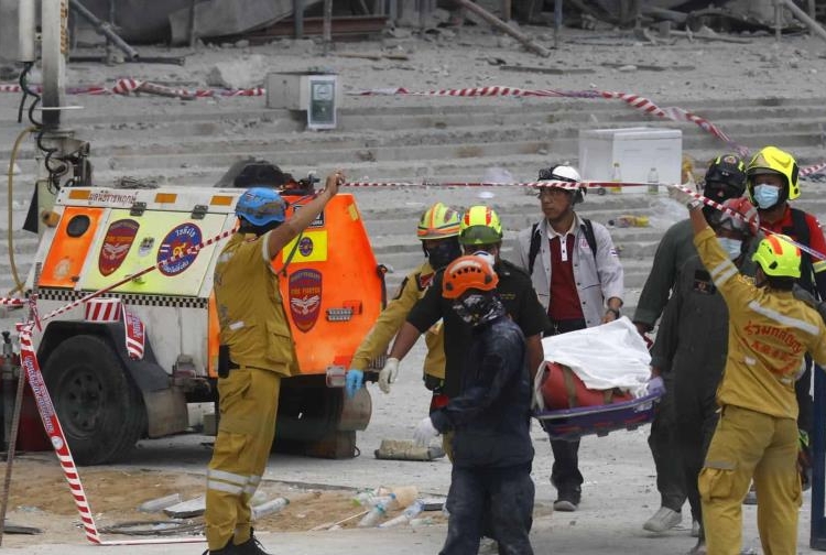 Aumenta a más de 2,000 los muertos por terremoto en birmania