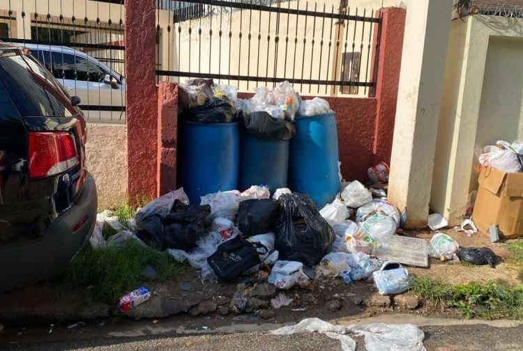 Basura frente al residencial Mariela, en Naco. Es colocada por comunitarios del barrio La Yuca.