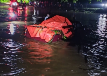 Recuperan vehículo atrapado por crecida del río guanuma en mamá tingó