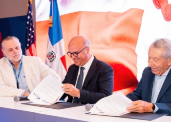 Igor rodríguez, director general del idac y vito la forgia, presidente de paramount aviation services, durante la firma del acuerdo.