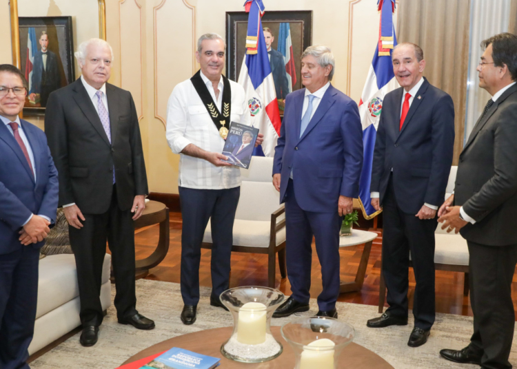 Presidente abinader es condecorado con la medalla de valores democráticos fernando belaunde terry