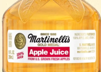 Retiran más de 170,000 botellas de jugo martinelli’s por posible contaminación