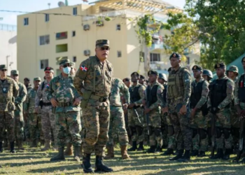 Ministro de defensa recorre friusa y mata mosquito