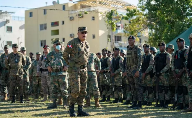 Ministro de defensa recorre friusa y mata mosquito