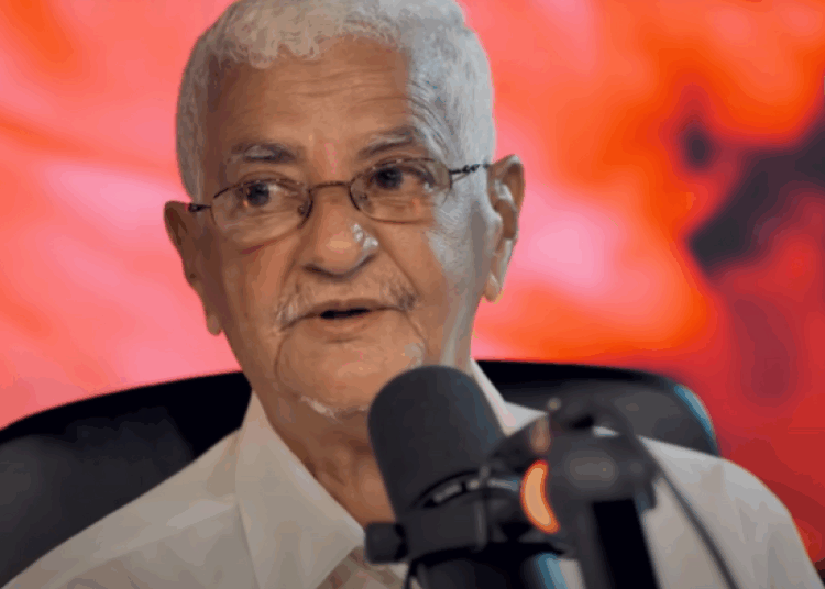 Fotografía muestra a Frank Tavares, el un hombre que vivió como monja en un convento durante 22 años.Esto no es radio