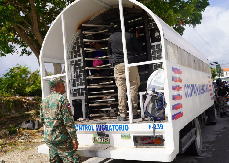 Foto de archivo de operativos de Migración en Mata Mosquito y El Hoyo de Friusa en Bávaro
