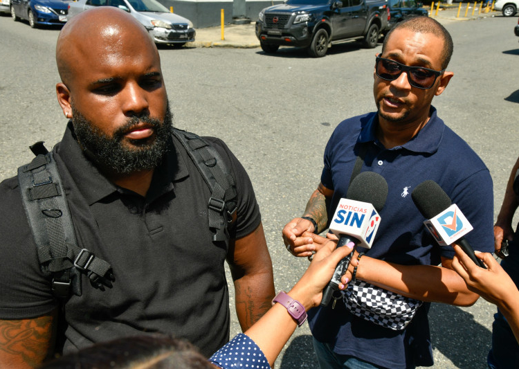 Familiares comienzan a recuperar pertenencias de víctimas de la tragedia en jet set