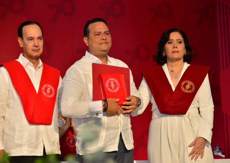 Intec rinde homenaje póstumo a aida nicole reyes durante su acto de graduación