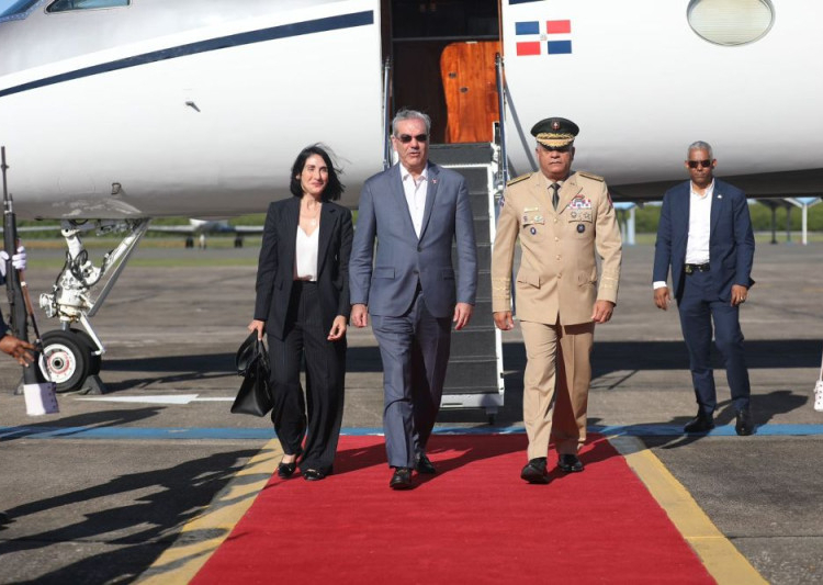 Al mandatario y su comitiva lo recibieron a su llegada a suelo dominicano por la terminal de la Base Aérea de San Isidro, el ministro de Defensa, teniente general Carlos Fernández Onofre, entre otros
