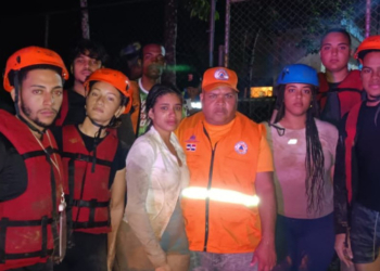 Buscan senderista que desapareció tras crecida de río blanco en bonao