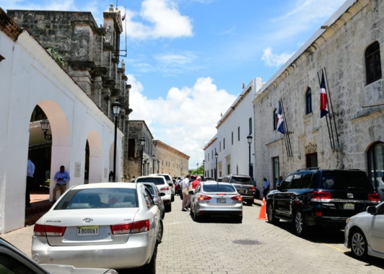 Intrant restringe estacionamiento en calle las damas en la ciudad colonial