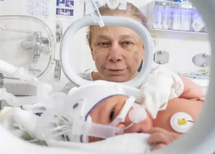 Mujer de 66 años tiene embarazo natural que desafía la ciencia