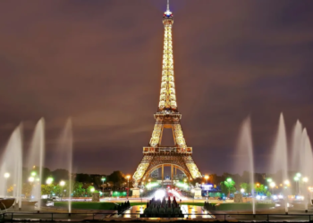 Francia rinde homenaje al papa francisco: se apaga la torre eiffel y repican las campanas de notre dame