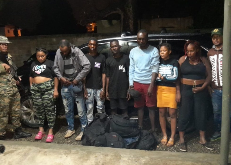 Autoridades apresan a hombre por transportar haitianos ilegales en yipeta