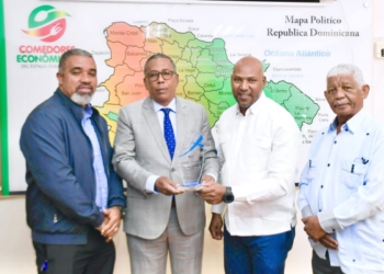 Circulo de reporteros gráficos de televisión reconocen director de comedores económicos