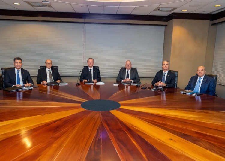 De izquierda a derecha, los señores christopher paniagua, marino d. Espinal, manuel a. Grullón, andrés e. Bobadilla, rené grullón finet y manuel e. Jiménez f.