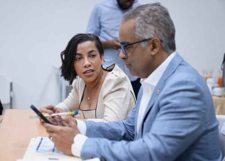 Joel Santos, junto a la gobernadora Nelsy Cruz, durante una reunión de seguimiento el pasado lunes sobre los trabajos del programa “El Gobierno en las Provincias”.