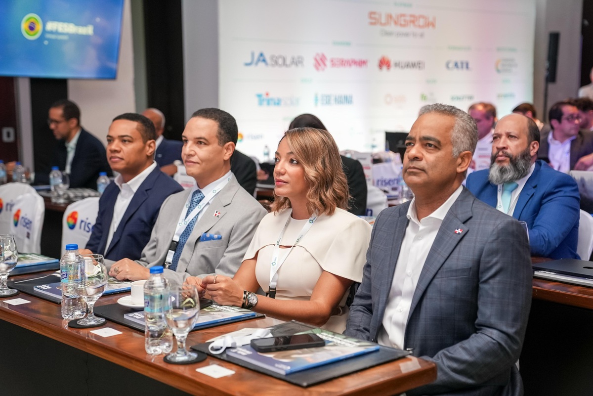 RD se prepara para licitación de energías renovables y almacenamiento 1 Joel Santos, junto a los viceministros Alfonso Rodríguez, Gaddis Corporán y Betty Soto.