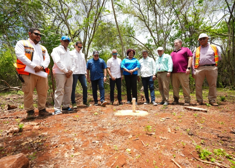 José Ignacio Paliza Joel Santos, junto a los demás funcionarios en las minas Las Mercedes.