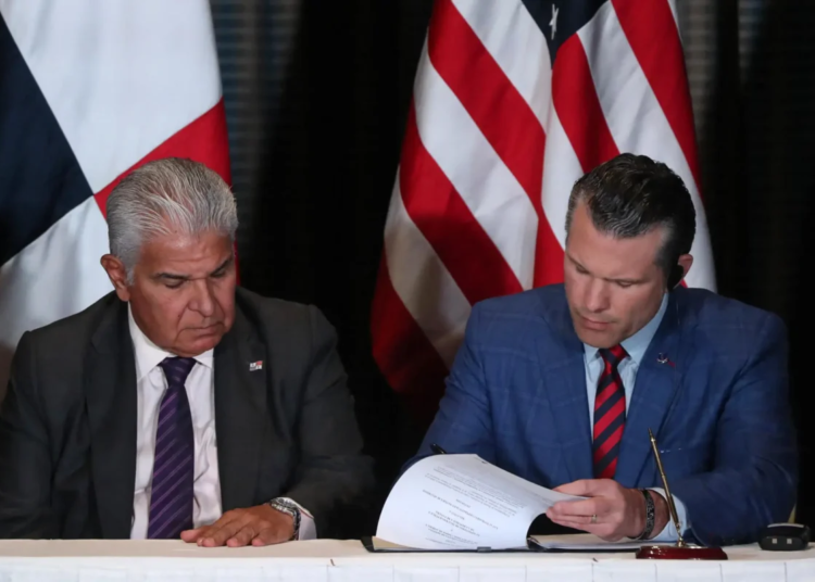 El presidente de Panamá, José Raúl Mulino, observa la firma de un acuerdo bilateral por parte del secretario de Defensa de EE. UU., Pete Hegseth, en la Ciudad de Panamá el 9 de abril de 2025.