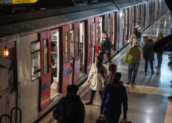 Apagón paraliza españa: trenes, semáforos y negocios fuera de servicio