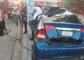 Hombre muere al estrellarse contra poste en los alcarrizos