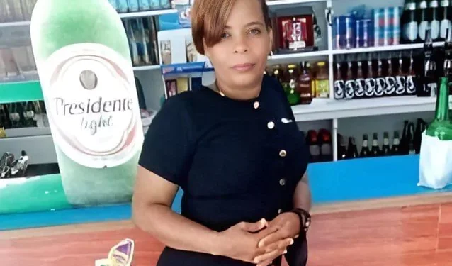 Hombre mata a su expareja y escapa con su hija en sdo