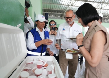 Primera dama almuerza con estudiantes; pondera impacto del programa de alimentación escolar