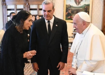 ​abinader y raquel arbaje viajan al vaticano para funeral del papa francisco​