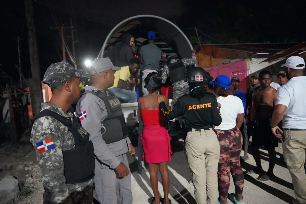 Migración detiene 500 haitianos indocumentados en mata mosquito y desmantela casas