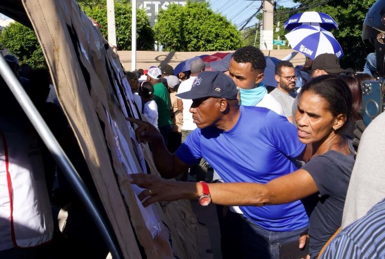 Listado muestran nombres de víctimas de la tragedia.