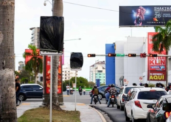 Los letreros "doblar en u" y "doblar a la izquierda" fueron tapados en la avenida winston churchill con 27 de febrero.